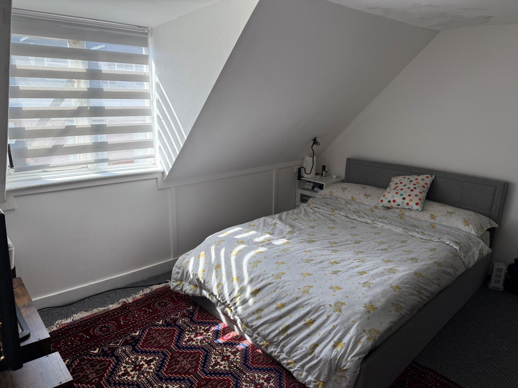 Lot: 43 - MIXED USE INVESTMENT IN TOWN CENTRE PRODUCING APPROX. £34,000 PER ANNUM - Third floor front bedroom with dormer